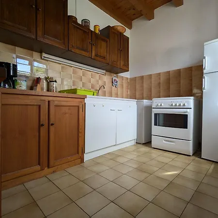 En Pierre Avec 3 Chambres, Cour Et Proximite Activites, - Fr-1-582-252 Pinols