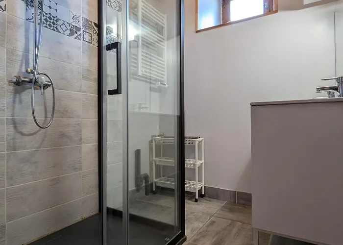 En Pierre Avec 3 Chambres, Cour Et Proximite Activites, - Fr-1-582-252