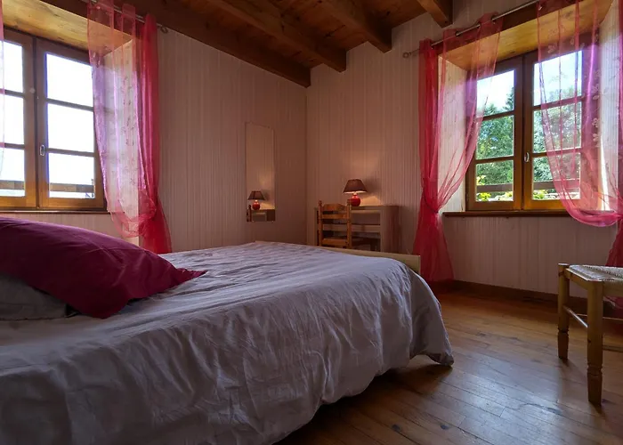 En Pierre Avec 3 Chambres, Cour Et Proximite Activites, - Fr-1-582-252 *