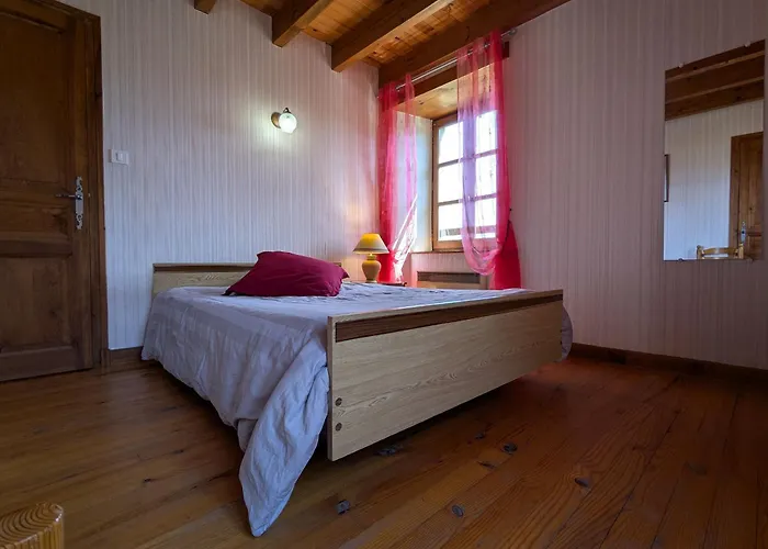 En Pierre Avec 3 Chambres, Cour Et Proximite Activites, - Fr-1-582-252 Holiday home *